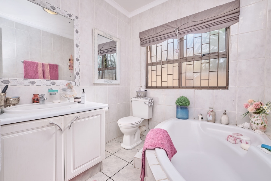 3 Bedroom Property for Sale in Uitzicht Western Cape